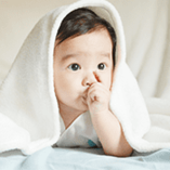 enfant suce son pouce